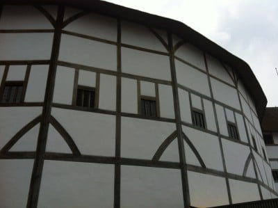 deel van het nagebouwde vakwerk theater in Londen van Shakespeare en zijn toneelgezelschap 