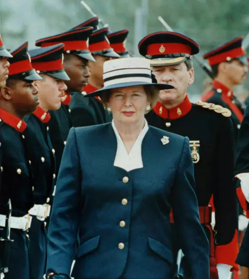 Margaret Thatcher loopt langs een rij soldaten.